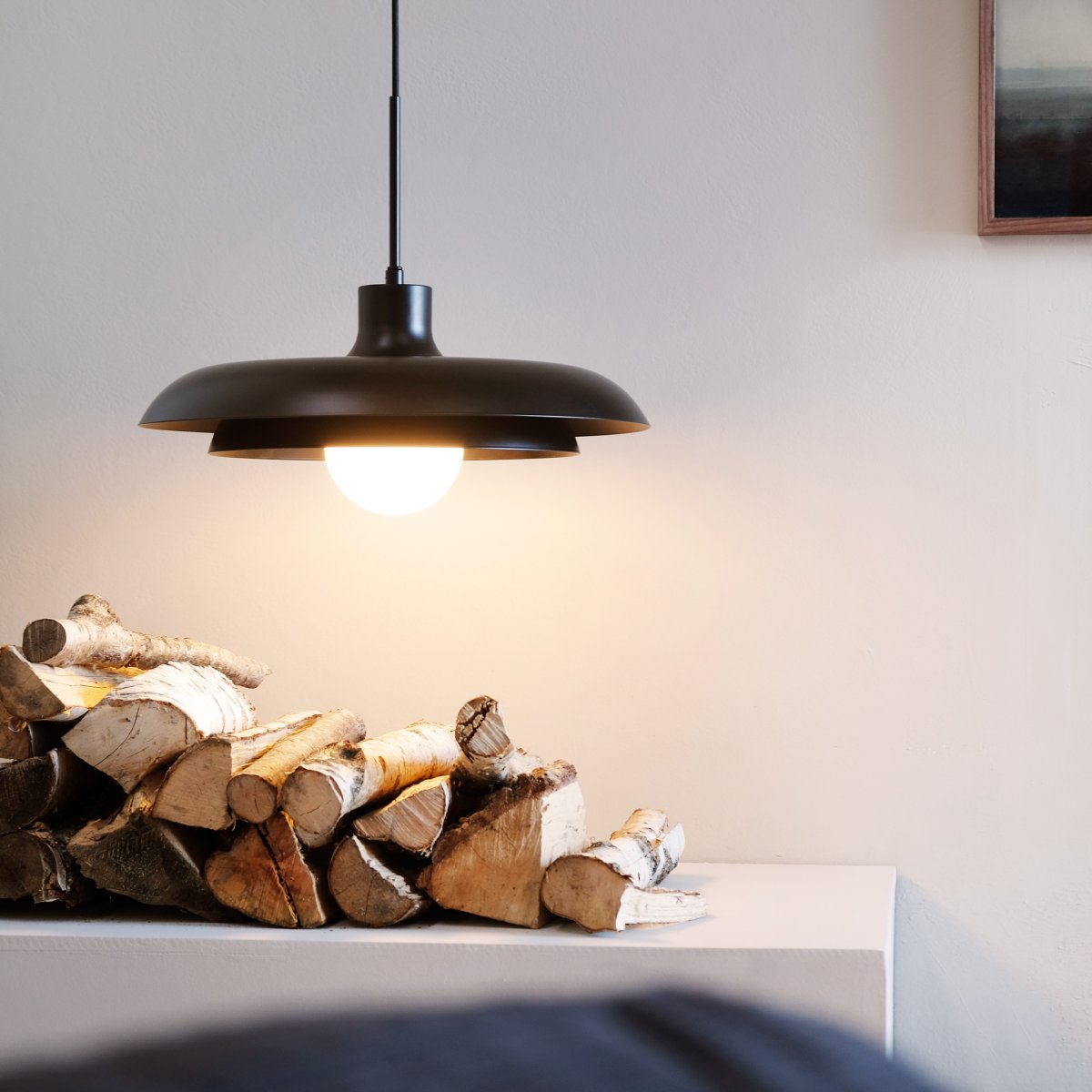 Ava Ø44 Svart Taklampe Fra Dyberg Larsen - Ava takpendel i sort metall med glasskuppel kombinerer et moderne utseende med tidløs design.