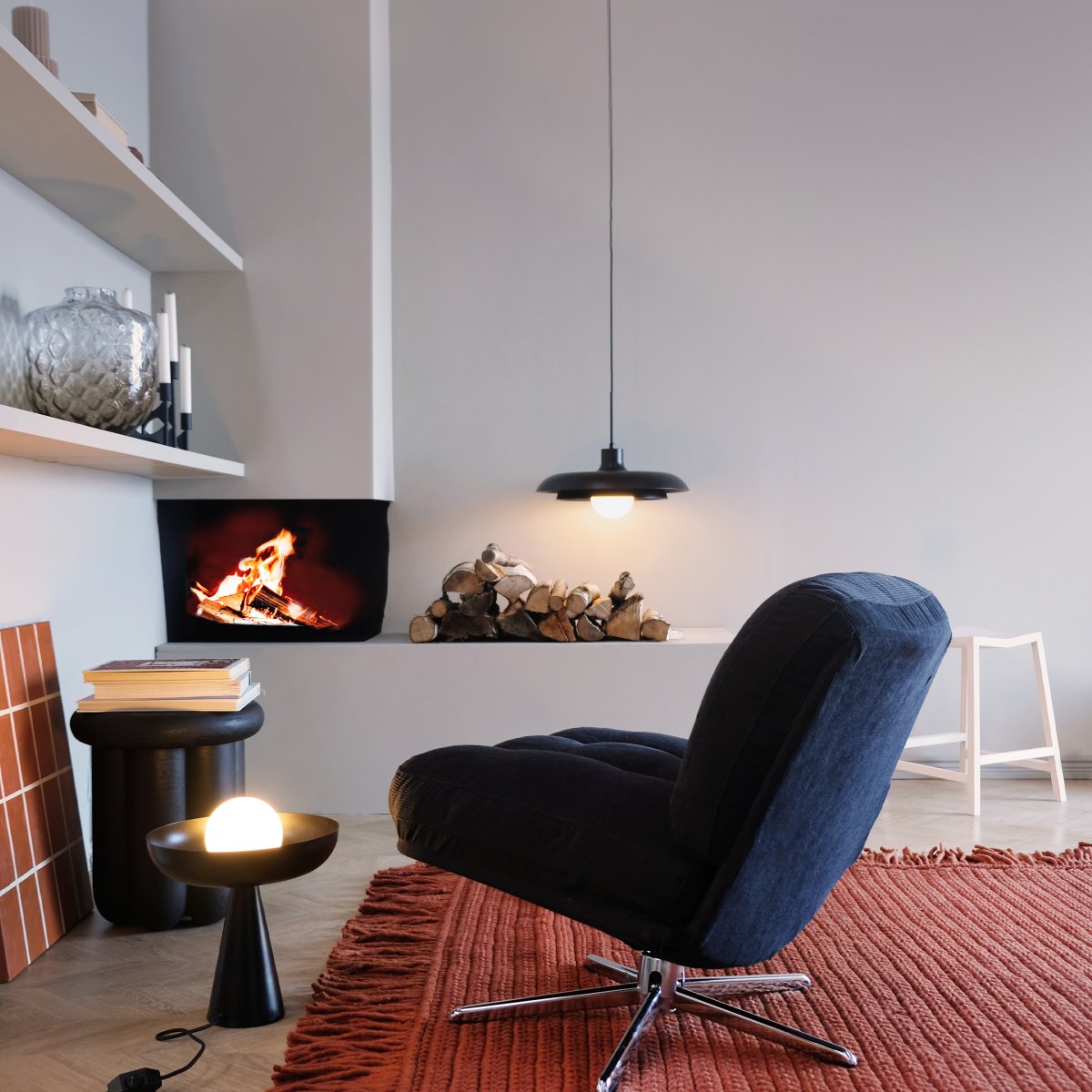 Ava Ø44 Svart Taklampe Fra Dyberg Larsen - Ava takpendel i sort metall med glasskuppel kombinerer et moderne utseende med tidløs design.