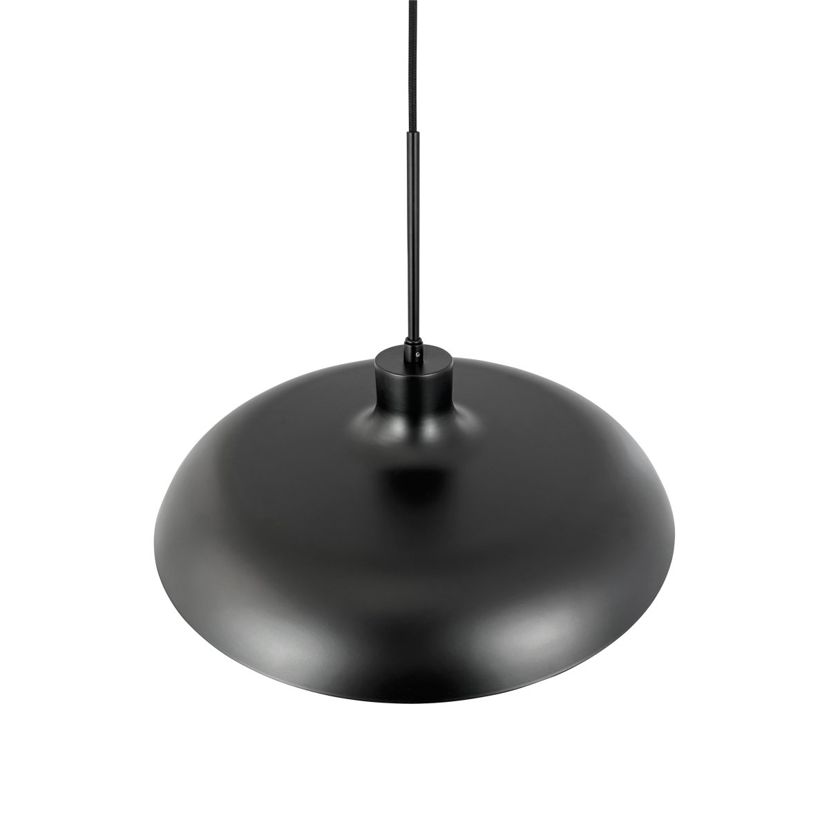 Ava Ø44 Svart Taklampe Fra Dyberg Larsen - Ava takpendel i sort metall med glasskuppel kombinerer et moderne utseende med tidløs design.