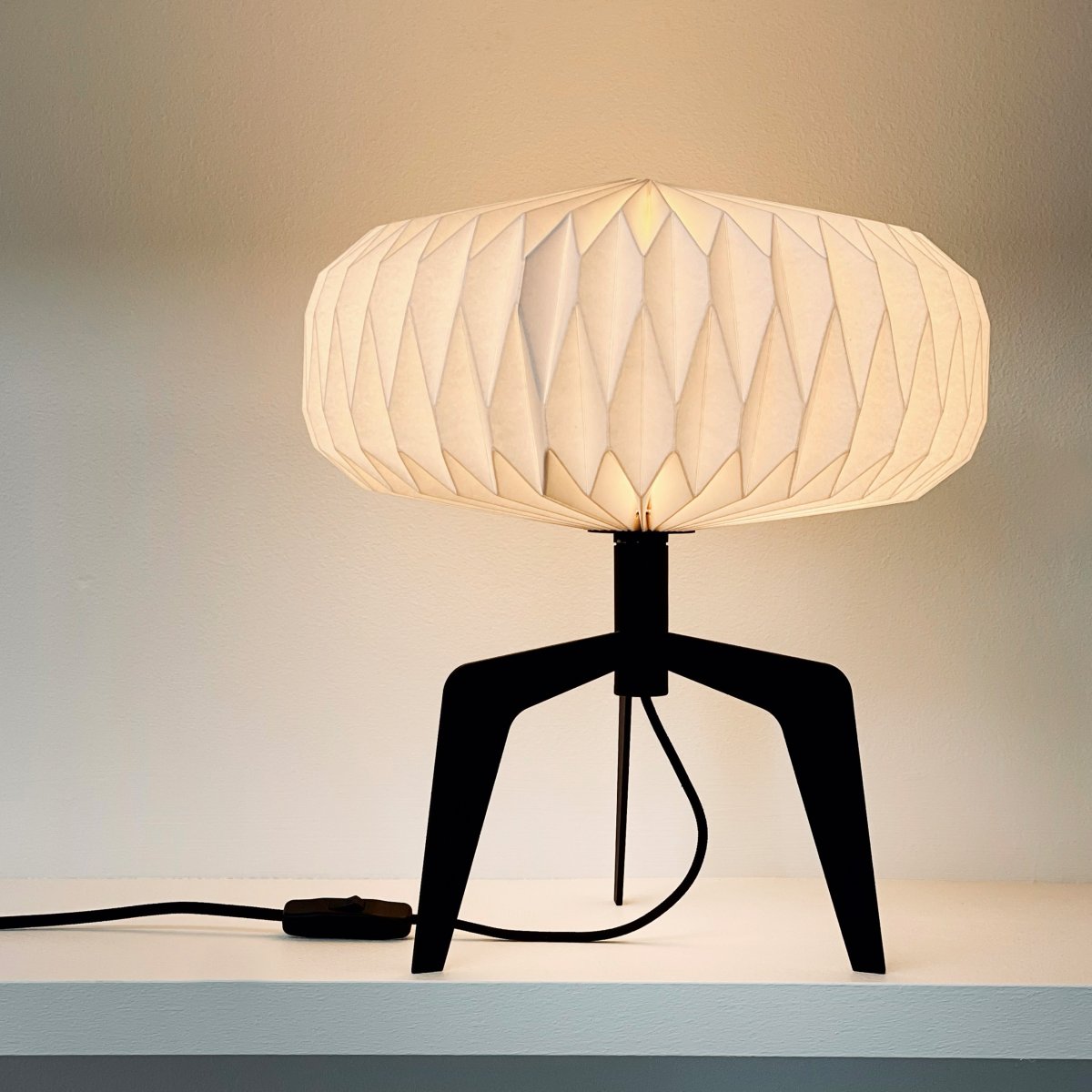 Ventnor 34cm Svart bordlampe Fra Dyberg Larsen - Lampen er designet for å gi et mykt og koselig lys i hjemmet ditt.
