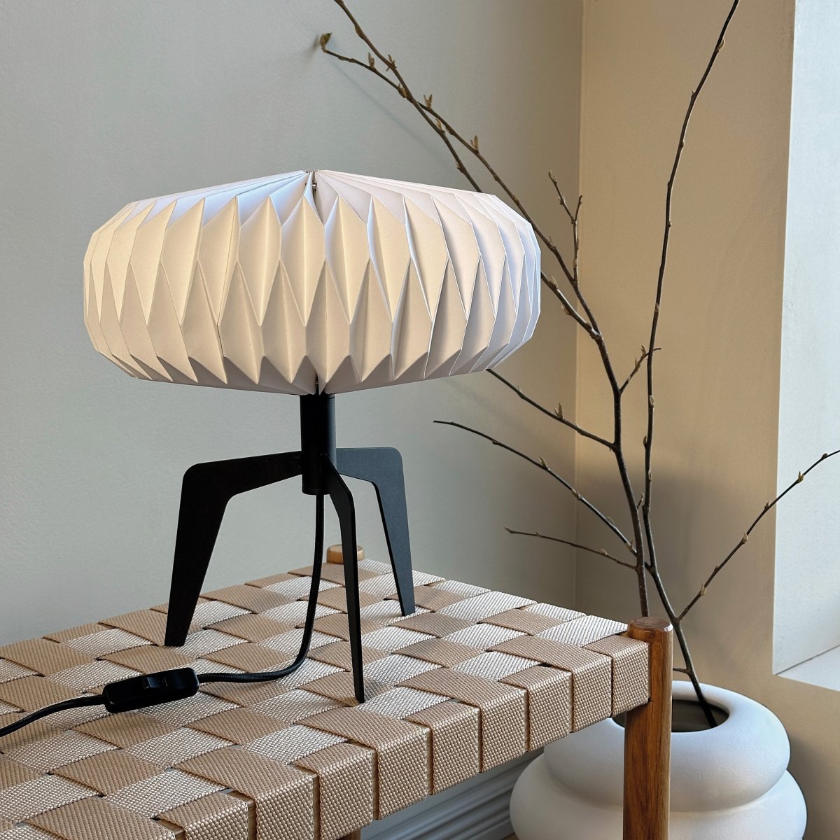 Ventnor 34cm Svart bordlampe Fra Dyberg Larsen - Lampen er designet for å gi et mykt og koselig lys i hjemmet ditt.