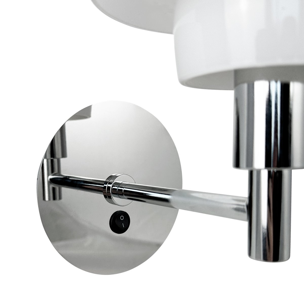 Morph Ø20 Krom vegglampe Fra Dyberg Larsen - Denne lampen skaper en klassisk og vakker nordisk stil, og med sitt tidsriktige design passer den perfekt i stuer, soverom og kontorer.