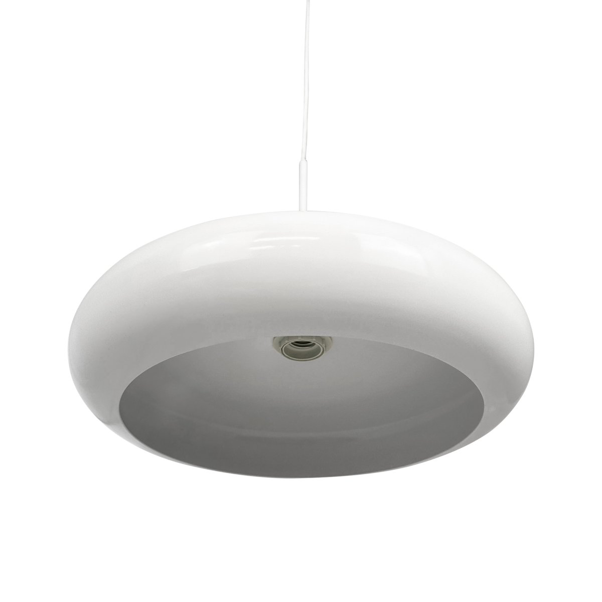 Planet Ø40 Hvit Taklampe Fra Dyberg Larsen - Planet-pendelen i blankt hvitt metall utstråler enkelhet og stil i ett og samme belysningsvalg.