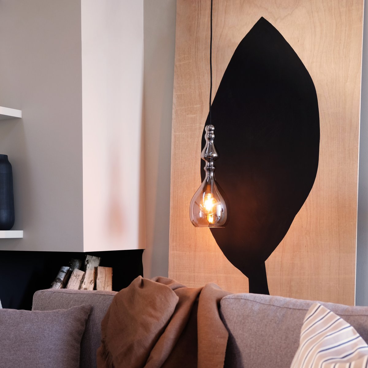 Lea Ø18 Røyk Taklampe Fra Dyberg Larsen - Lea-pendelen er allsidig og kan brukes i klynger i et hjørne for å lage et iøynefallende lyskunstverk eller henges i grupper over et bord for å skape en perfekt atmosfære.