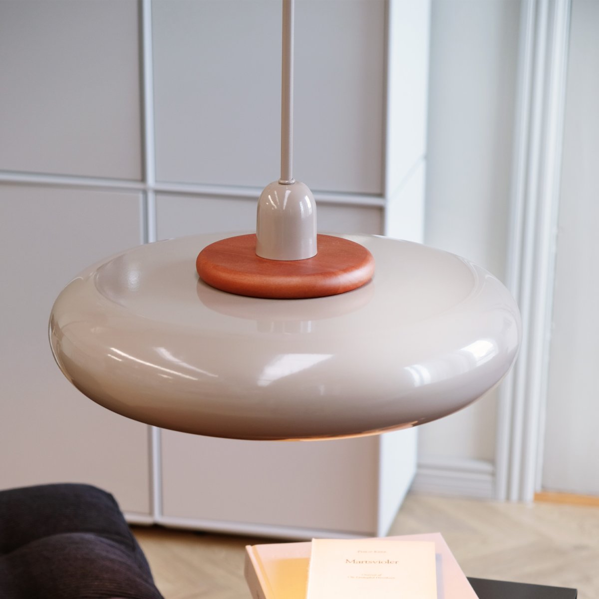 Planet Ø40 Latte Taklampe Fra Dyberg Larsen - Planet-pendelen i blank beige metall utstråler enkelhet og stil i ett og samme belysningsvalg.