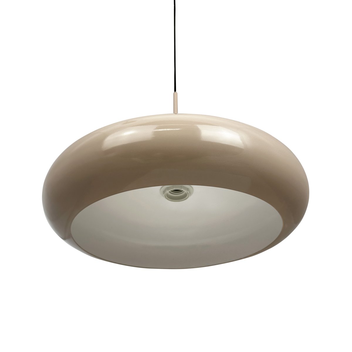 Planet Ø40 Latte Taklampe Fra Dyberg Larsen - Planet-pendelen i blank beige metall utstråler enkelhet og stil i ett og samme belysningsvalg.
