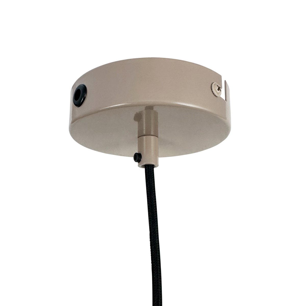 Planet Ø40 Latte Taklampe Fra Dyberg Larsen - Planet-pendelen i blank beige metall utstråler enkelhet og stil i ett og samme belysningsvalg.