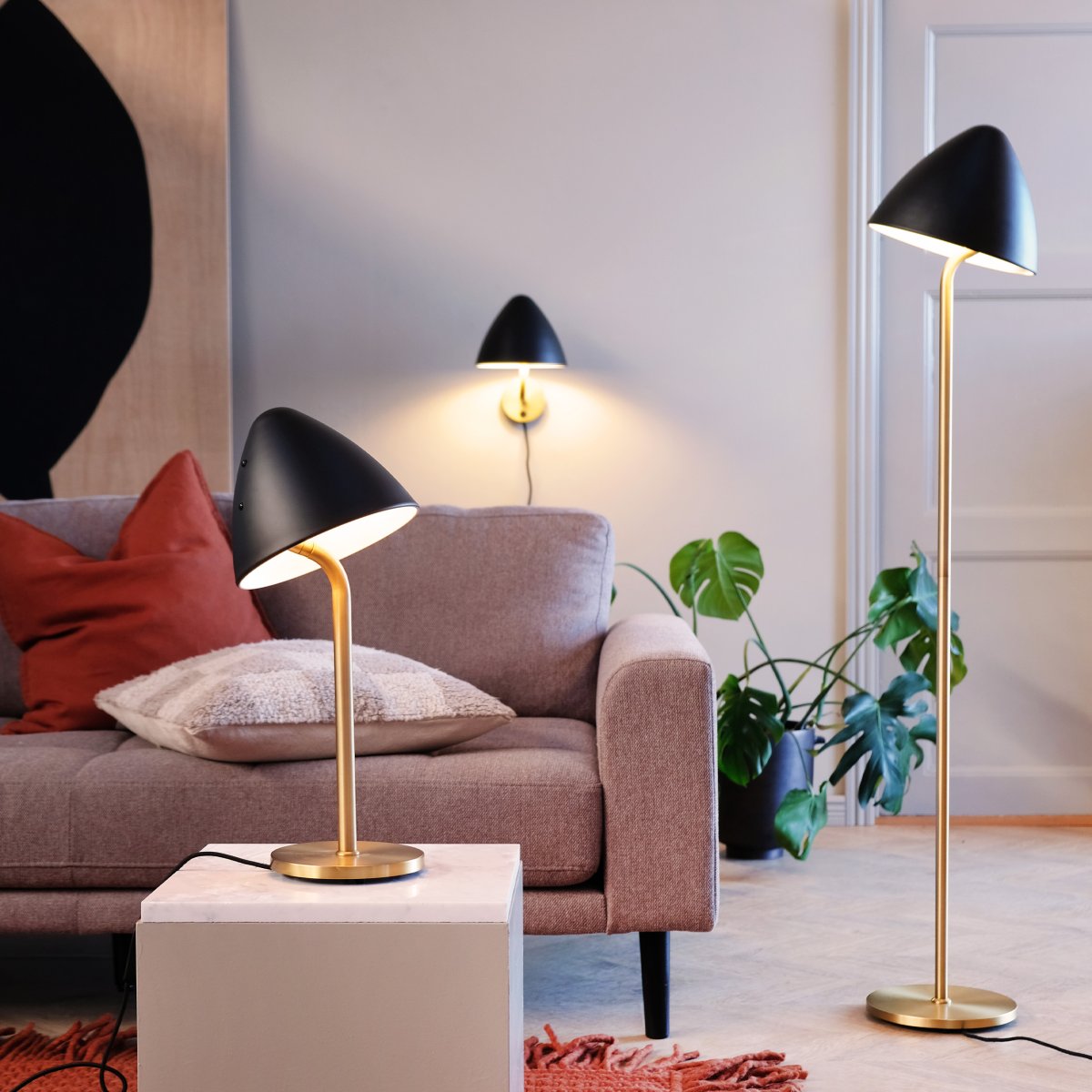 Oulu 47cm Svart bordlampe Fra Dyberg Larsen - Med sin stilige design og kvalitetsmaterialer blir Oulu en iøynefallende detalj som tilfører eleganse og atmosfære til interiørdesignet ditt.