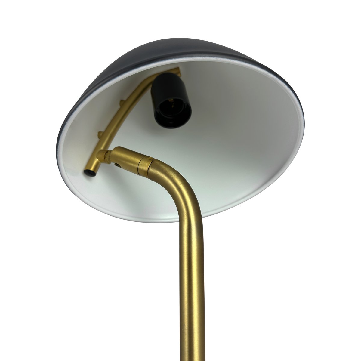 Oulu 47cm Svart bordlampe Fra Dyberg Larsen - Med sin stilige design og kvalitetsmaterialer blir Oulu en iøynefallende detalj som tilfører eleganse og atmosfære til interiørdesignet ditt.
