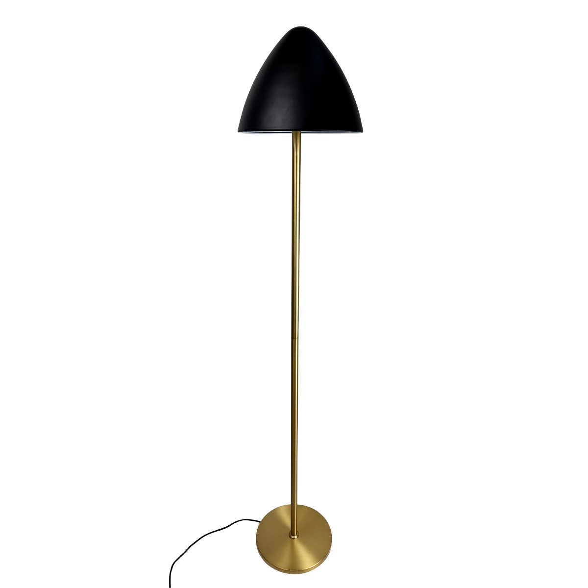 Oulu Messing gulvlampe Fra Dyberg Larsen - Skjermen er justerbar og gjør det enkelt å rette lyset og skape en hyggelig atmosfære.