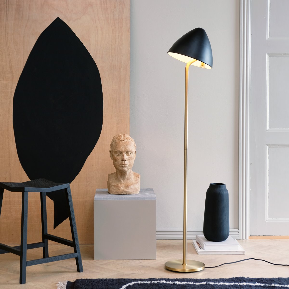 Oulu Messing gulvlampe Fra Dyberg Larsen - Skjermen er justerbar og gjør det enkelt å rette lyset og skape en hyggelig atmosfære.