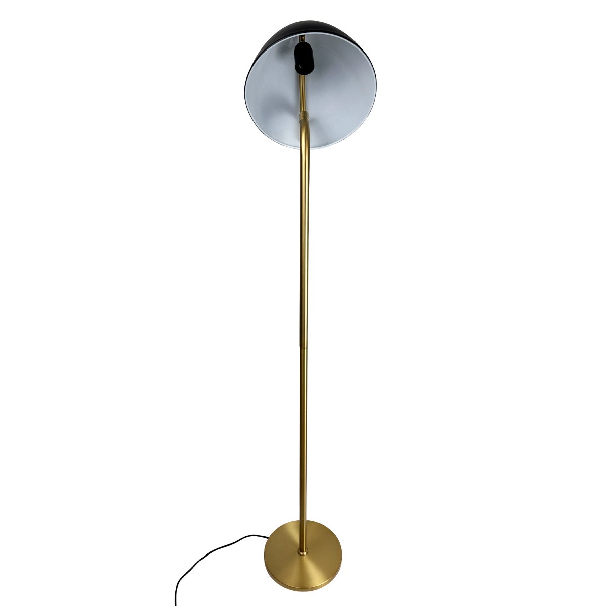 Oulu Messing gulvlampe Fra Dyberg Larsen - Skjermen er justerbar og gjør det enkelt å rette lyset og skape en hyggelig atmosfære.