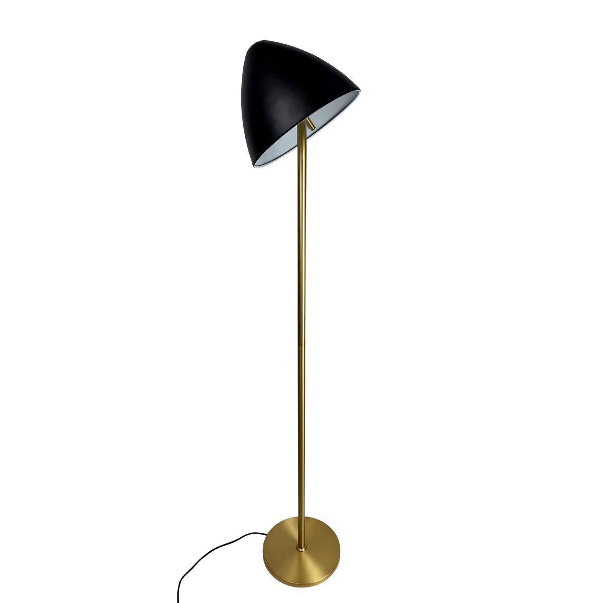 Oulu Messing gulvlampe Fra Dyberg Larsen - Skjermen er justerbar og gjør det enkelt å rette lyset og skape en hyggelig atmosfære.