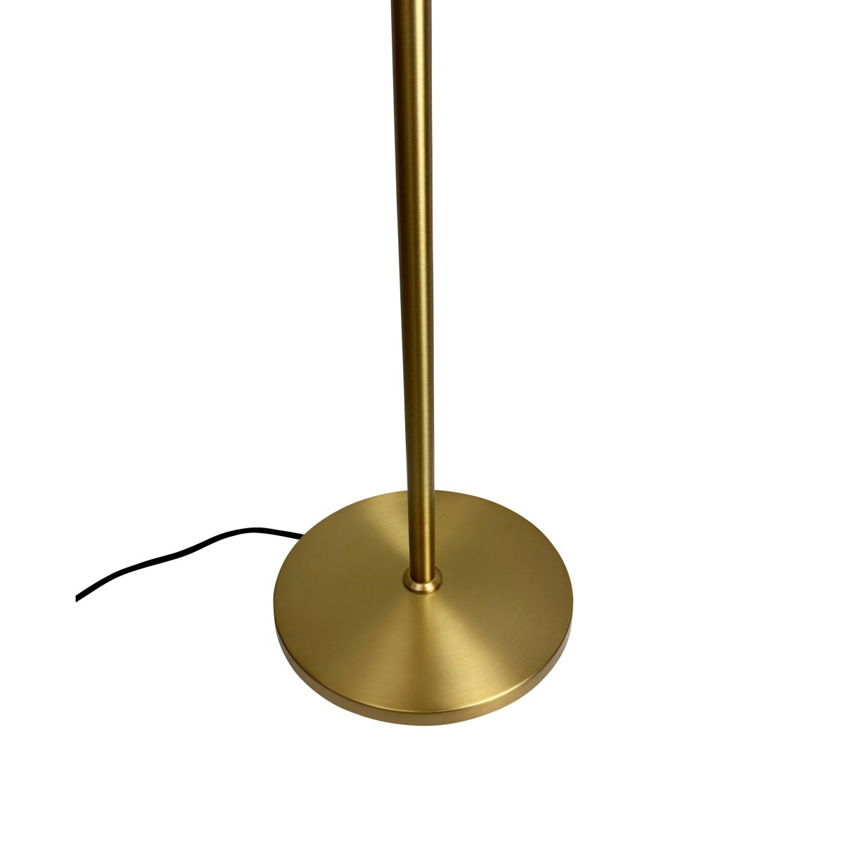 Oulu Messing gulvlampe Fra Dyberg Larsen - Skjermen er justerbar og gjør det enkelt å rette lyset og skape en hyggelig atmosfære.