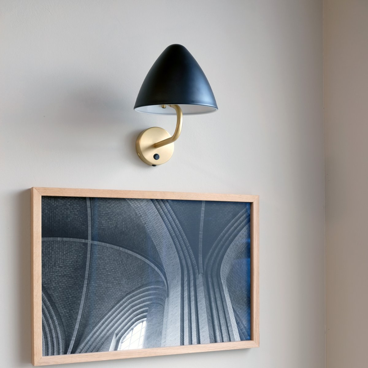 Oulu Ø20 Messing vegglampe Fra Dyberg Larsen - Skjermen er justerbar og gjør det enkelt å rette lyset og skape en hyggelig atmosfære.