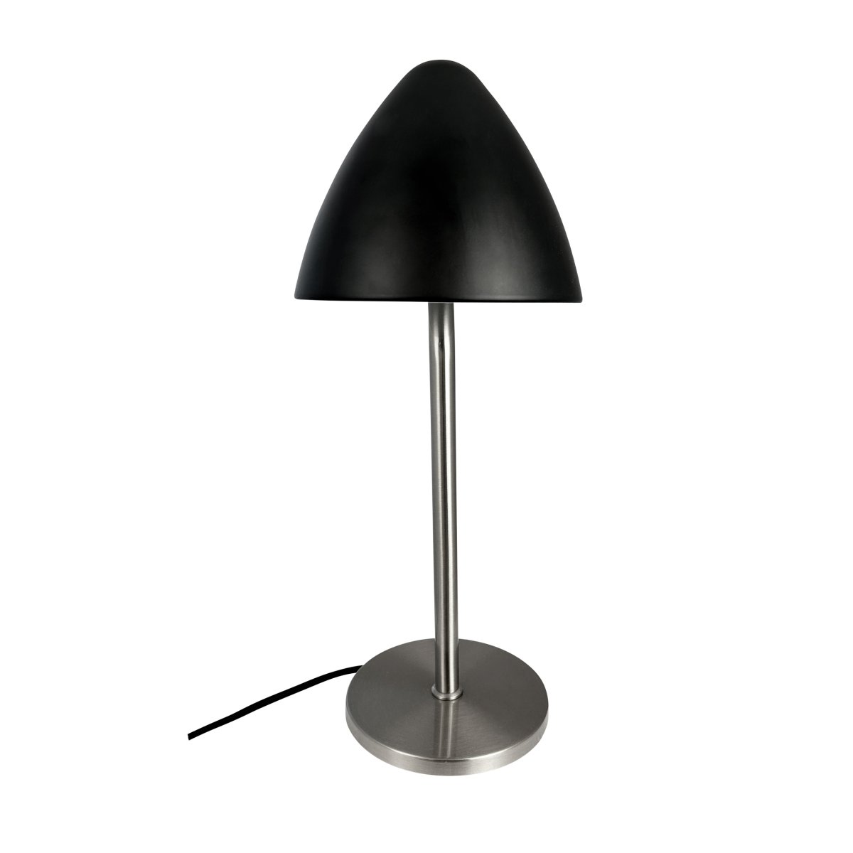 Oulu 47cm Svart bordlampe Fra Dyberg Larsen - Med sin stilige design og kvalitetsmaterialer blir Oulu en iøynefallende detalj som bidrar med eleganse og atmosfære til ditt interiør.