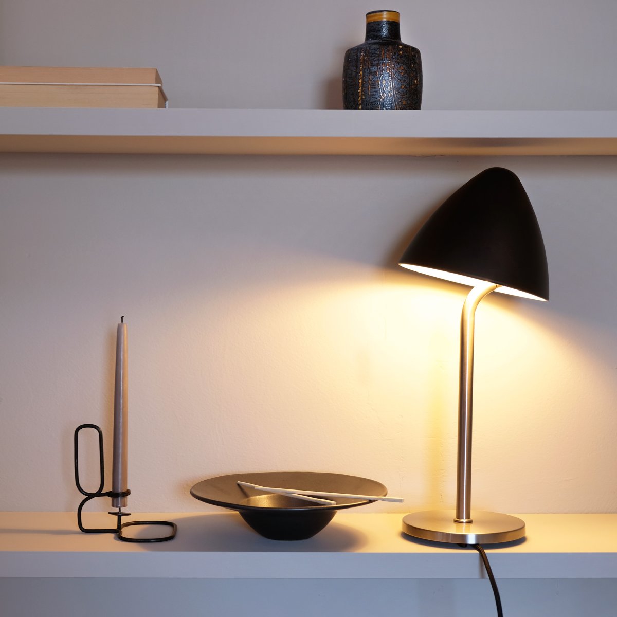 Oulu 47cm Svart bordlampe Fra Dyberg Larsen - Med sin stilige design og kvalitetsmaterialer blir Oulu en iøynefallende detalj som bidrar med eleganse og atmosfære til ditt interiør.