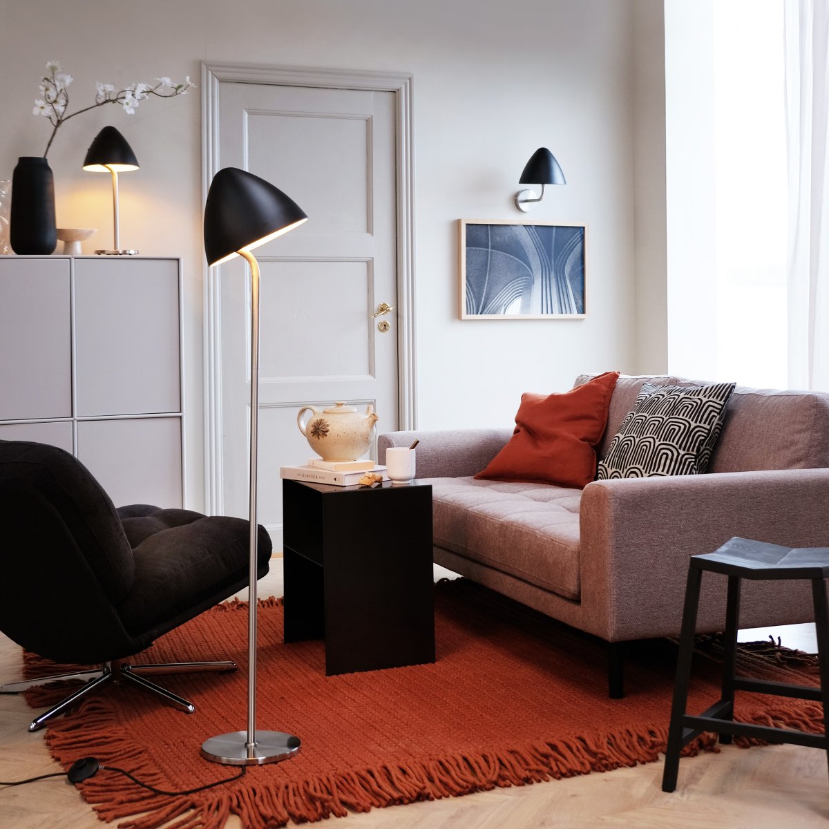 Oulu 47cm Svart bordlampe Fra Dyberg Larsen - Med sin stilige design og kvalitetsmaterialer blir Oulu en iøynefallende detalj som bidrar med eleganse og atmosfære til ditt interiør.