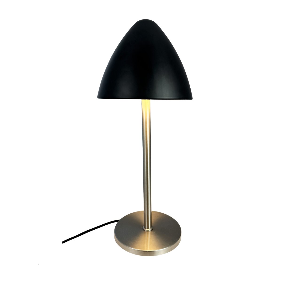 Oulu 47cm Svart bordlampe Fra Dyberg Larsen - Med sin stilige design og kvalitetsmaterialer blir Oulu en iøynefallende detalj som bidrar med eleganse og atmosfære til ditt interiør.