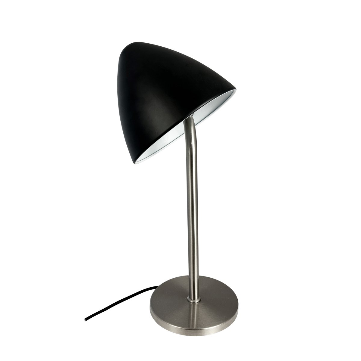 Oulu 47cm Svart bordlampe Fra Dyberg Larsen - Med sin stilige design og kvalitetsmaterialer blir Oulu en iøynefallende detalj som bidrar med eleganse og atmosfære til ditt interiør.