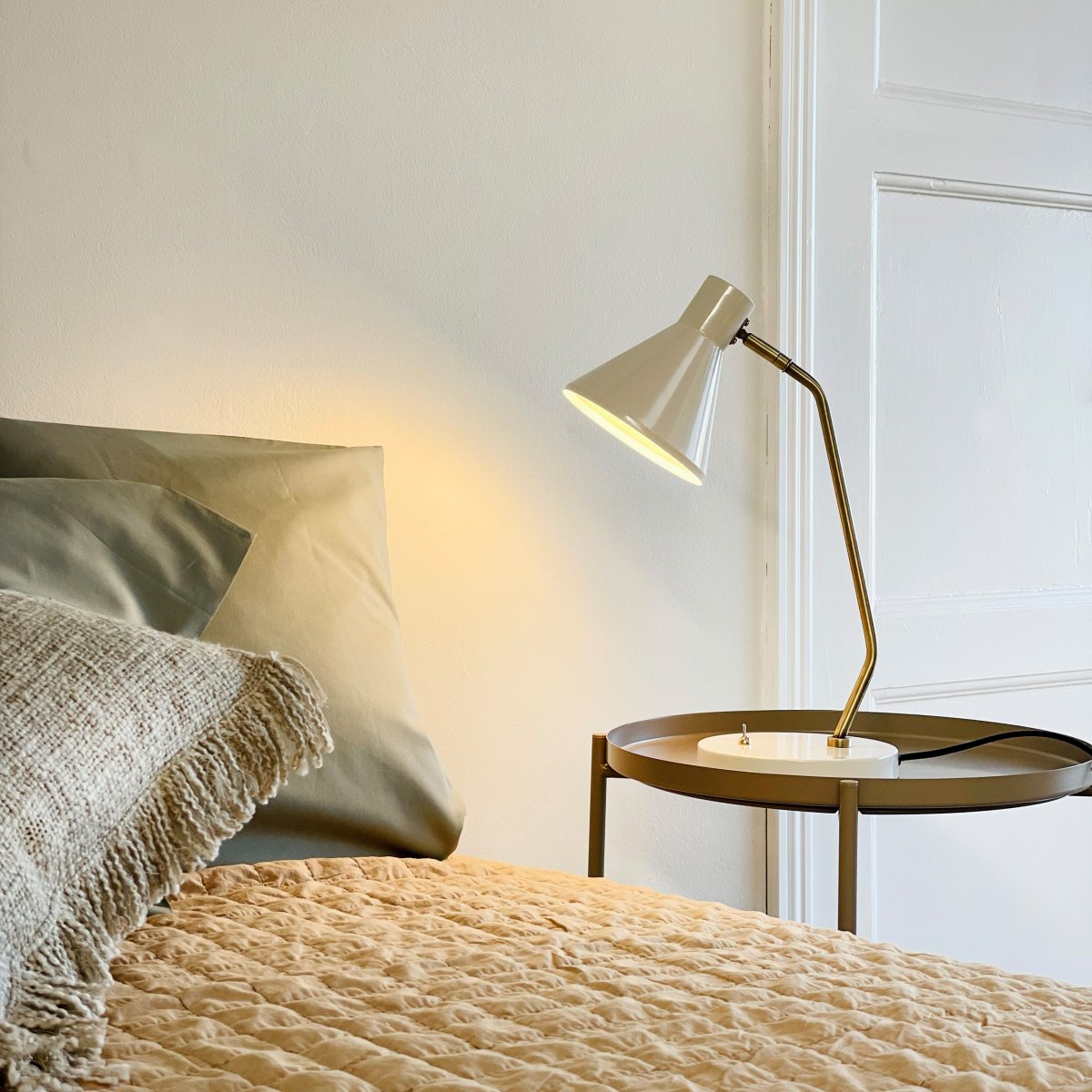 Sleep 43cm Blank hvit skrivebordslampe Fra Dyberg Larsen - Sleep-lampen tilbyr enkel eleganse og en myk belysning som bidrar til en avslappende atmosf&aelig;re.