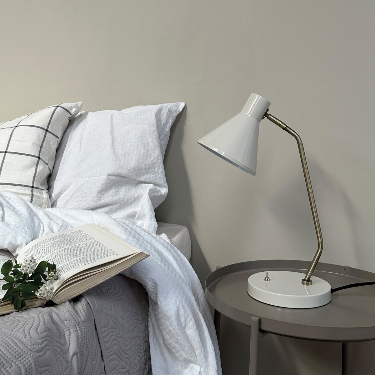 Sleep 43cm Blank hvit skrivebordslampe Fra Dyberg Larsen - Sleep-lampen tilbyr enkel eleganse og en myk belysning som bidrar til en avslappende atmosf&aelig;re.
