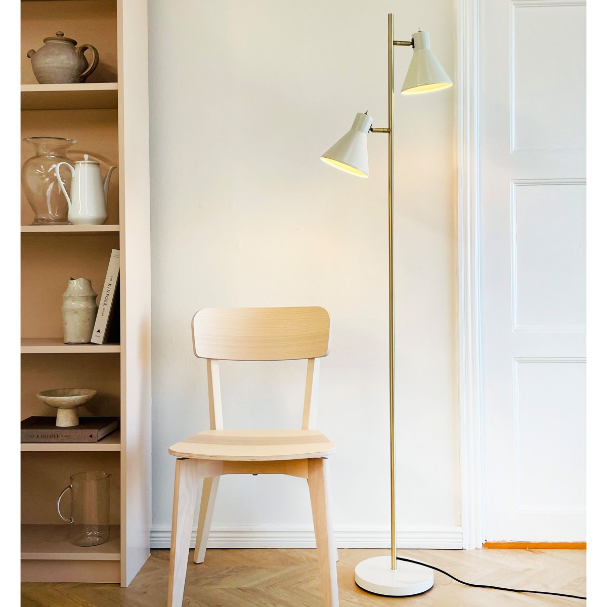 Sleep Skinnende hvit gulvlampe Fra Dyberg Larsen - Den hvite fargen gir lampen et moderne og rent utseende som passer inn i ulike interi&oslash;rstiler, mens detaljene i antikk messing gir et elegant preg.