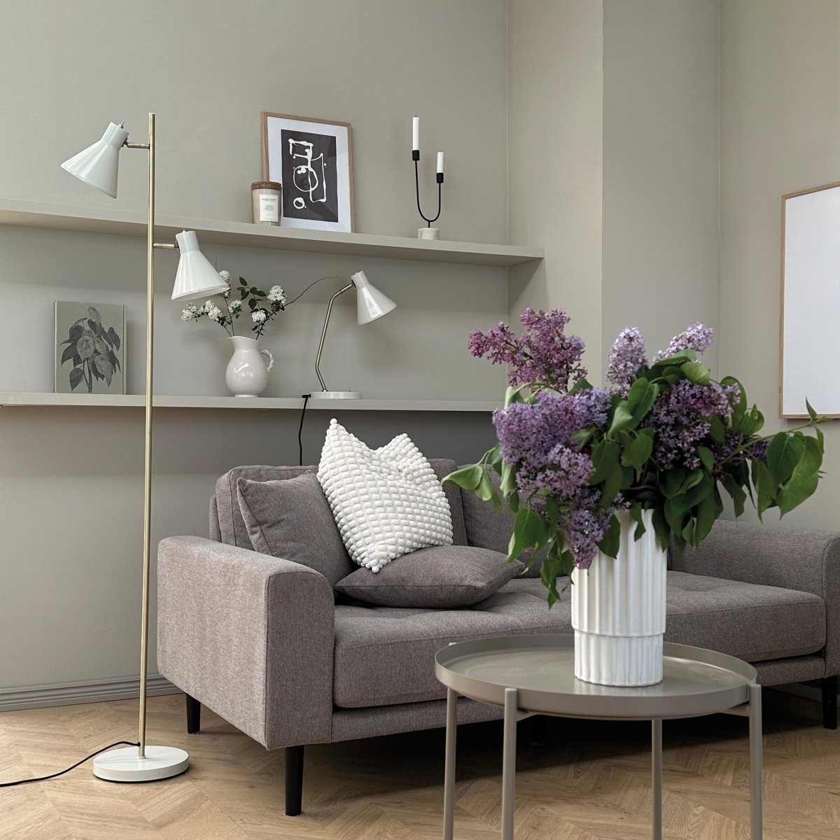 Sleep Skinnende hvit gulvlampe Fra Dyberg Larsen - Den hvite fargen gir lampen et moderne og rent utseende som passer inn i ulike interi&oslash;rstiler, mens detaljene i antikk messing gir et elegant preg.
