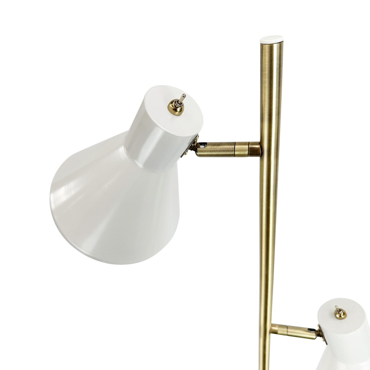 Sleep Skinnende hvit gulvlampe Fra Dyberg Larsen - Den hvite fargen gir lampen et moderne og rent utseende som passer inn i ulike interi&oslash;rstiler, mens detaljene i antikk messing gir et elegant preg.