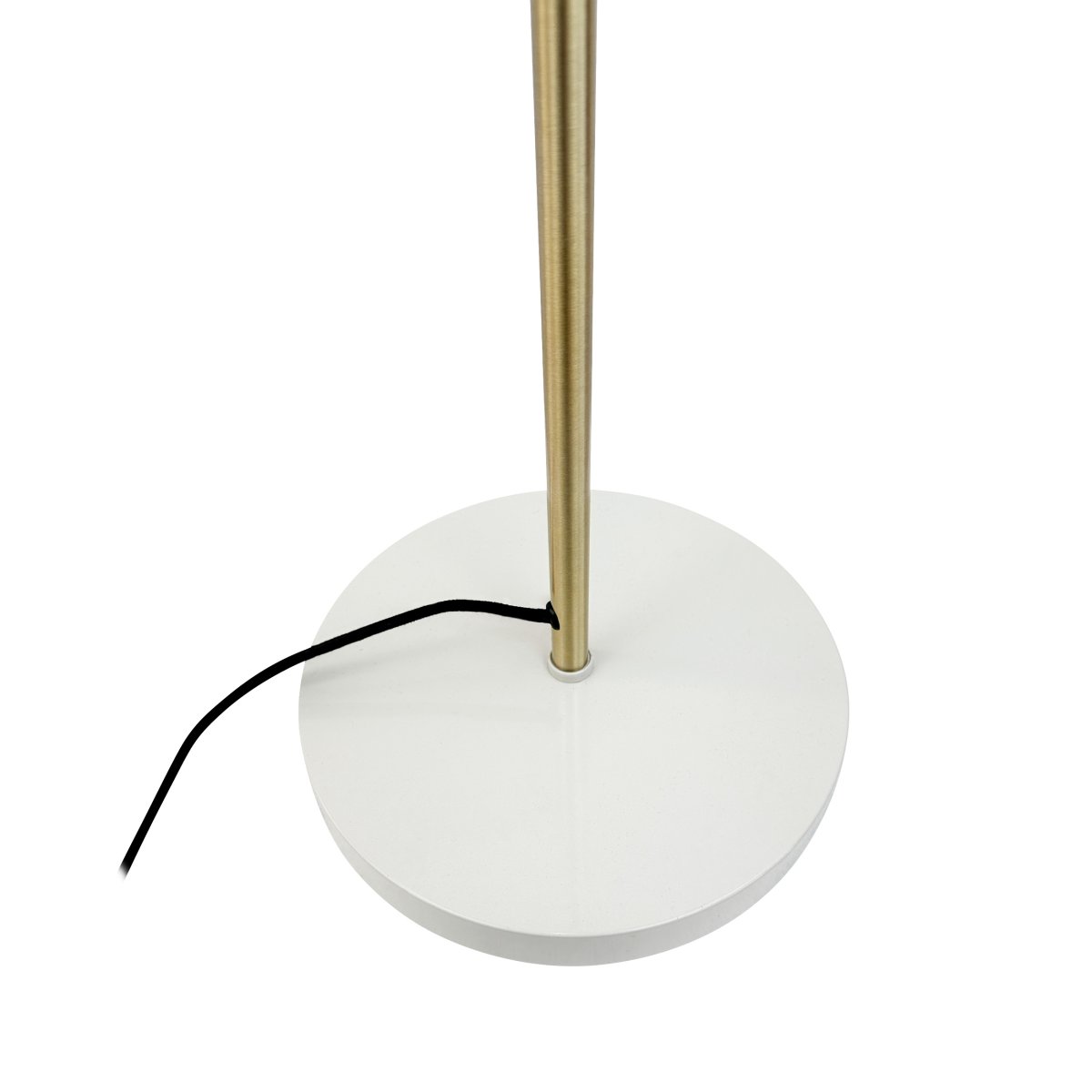 Sleep Skinnende hvit gulvlampe Fra Dyberg Larsen - Den hvite fargen gir lampen et moderne og rent utseende som passer inn i ulike interi&oslash;rstiler, mens detaljene i antikk messing gir et elegant preg.