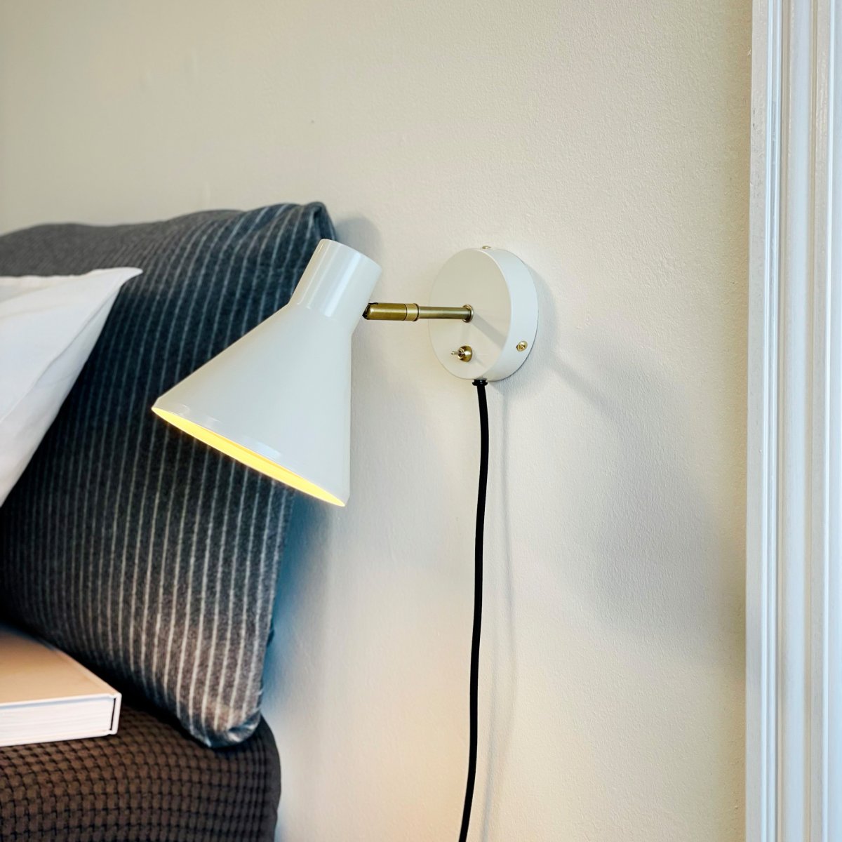 Sleep Skinnende hvit leselampe Fra Dyberg Larsen - Hvitfargen skaper en ren og rolig atmosf&aelig;re, mens detaljene i antikke blonder gir et ekstra niv&aring;; av eleganse.