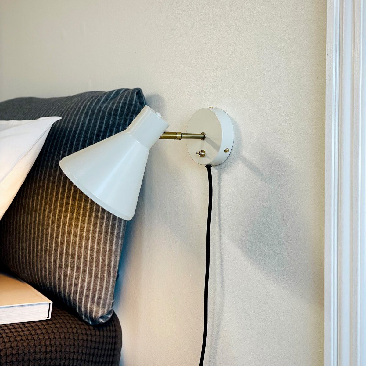 Sleep Skinnende hvit leselampe Fra Dyberg Larsen - Hvitfargen skaper en ren og rolig atmosf&aelig;re, mens detaljene i antikke blonder gir et ekstra niv&aring;; av eleganse.