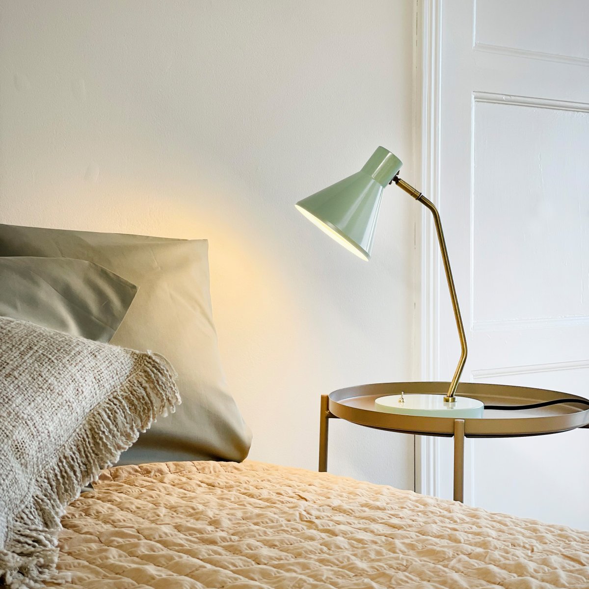 Sleep 43cm Skinnende mynte skrivebordslampe Fra Dyberg Larsen - Sleep-lampen tilbyr enkel eleganse og en myk belysning som bidrar til en avslappende atmosf&aelig;re.