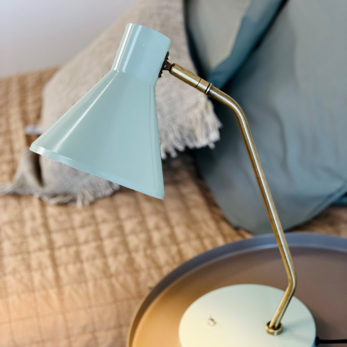 Sleep 43cm Skinnende mynte skrivebordslampe Fra Dyberg Larsen - Sleep-lampen tilbyr enkel eleganse og en myk belysning som bidrar til en avslappende atmosf&aelig;re.