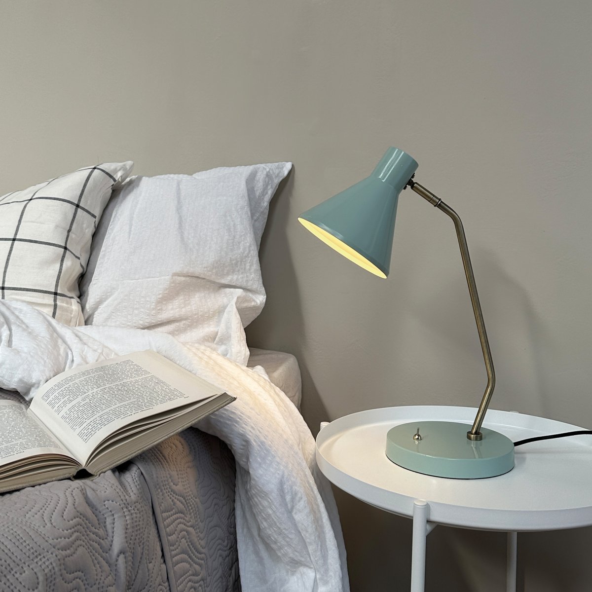 Sleep 43cm Skinnende mynte skrivebordslampe Fra Dyberg Larsen - Sleep-lampen tilbyr enkel eleganse og en myk belysning som bidrar til en avslappende atmosf&aelig;re.