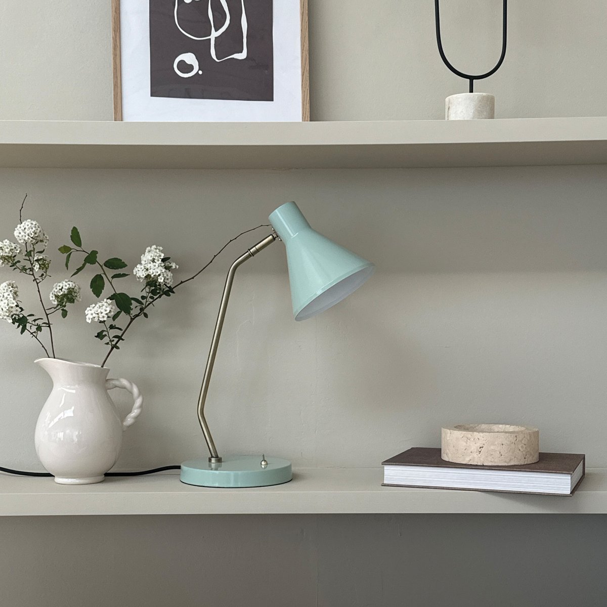 Sleep 43cm Skinnende mynte skrivebordslampe Fra Dyberg Larsen - Sleep-lampen tilbyr enkel eleganse og en myk belysning som bidrar til en avslappende atmosf&aelig;re.