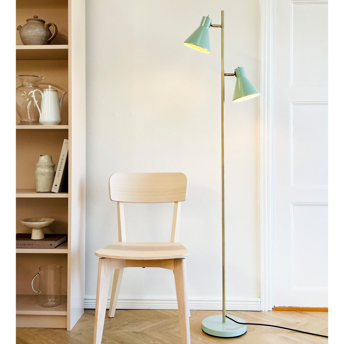 Sleep Skinnende mynte gulvlampe Fra Dyberg Larsen - S&oslash;vngulvslampe i mintgr&oslash;nn er en elegant belysningsl&oslash;sning for hjemmet ditt.