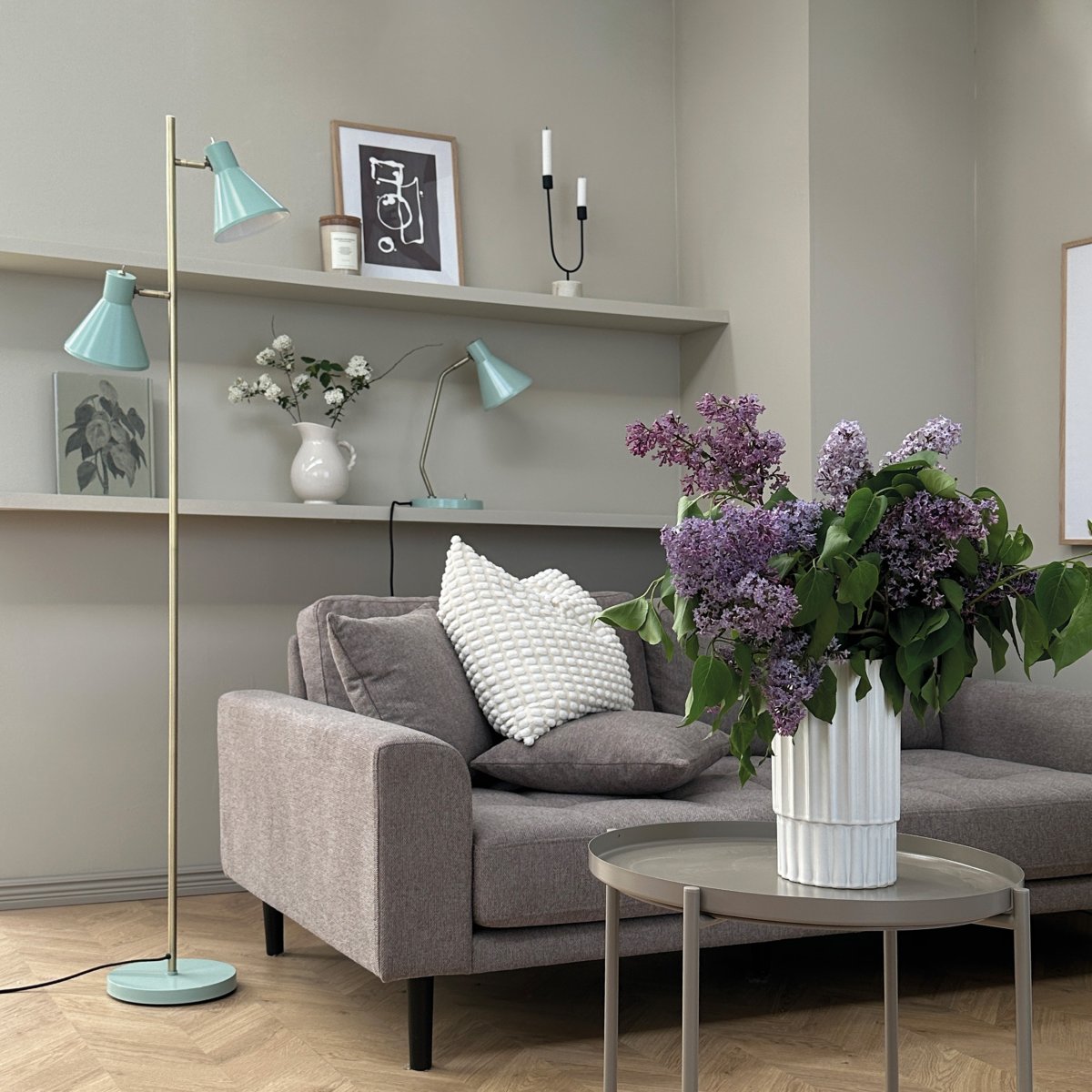 Sleep Skinnende mynte gulvlampe Fra Dyberg Larsen - S&oslash;vngulvslampe i mintgr&oslash;nn er en elegant belysningsl&oslash;sning for hjemmet ditt.