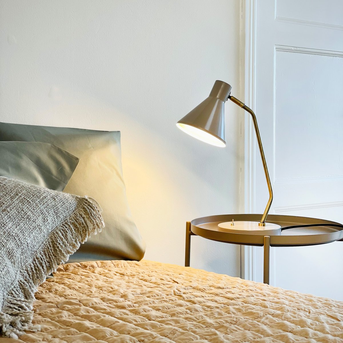 Sleep 43cm Blank beige skrivebordslampe Fra Dyberg Larsen - Sleep-lampen tilbyr enkel eleganse og en myk belysning som bidrar til en avslappende atmosf&aelig;re.