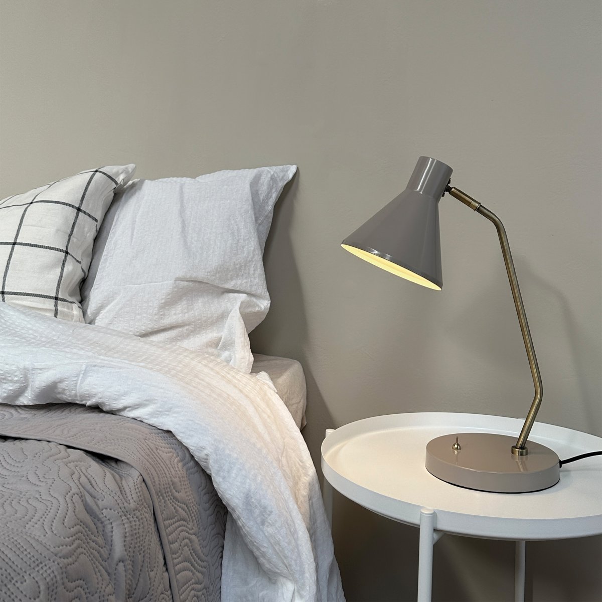 Sleep 43cm Blank beige skrivebordslampe Fra Dyberg Larsen - Sleep-lampen tilbyr enkel eleganse og en myk belysning som bidrar til en avslappende atmosf&aelig;re.
