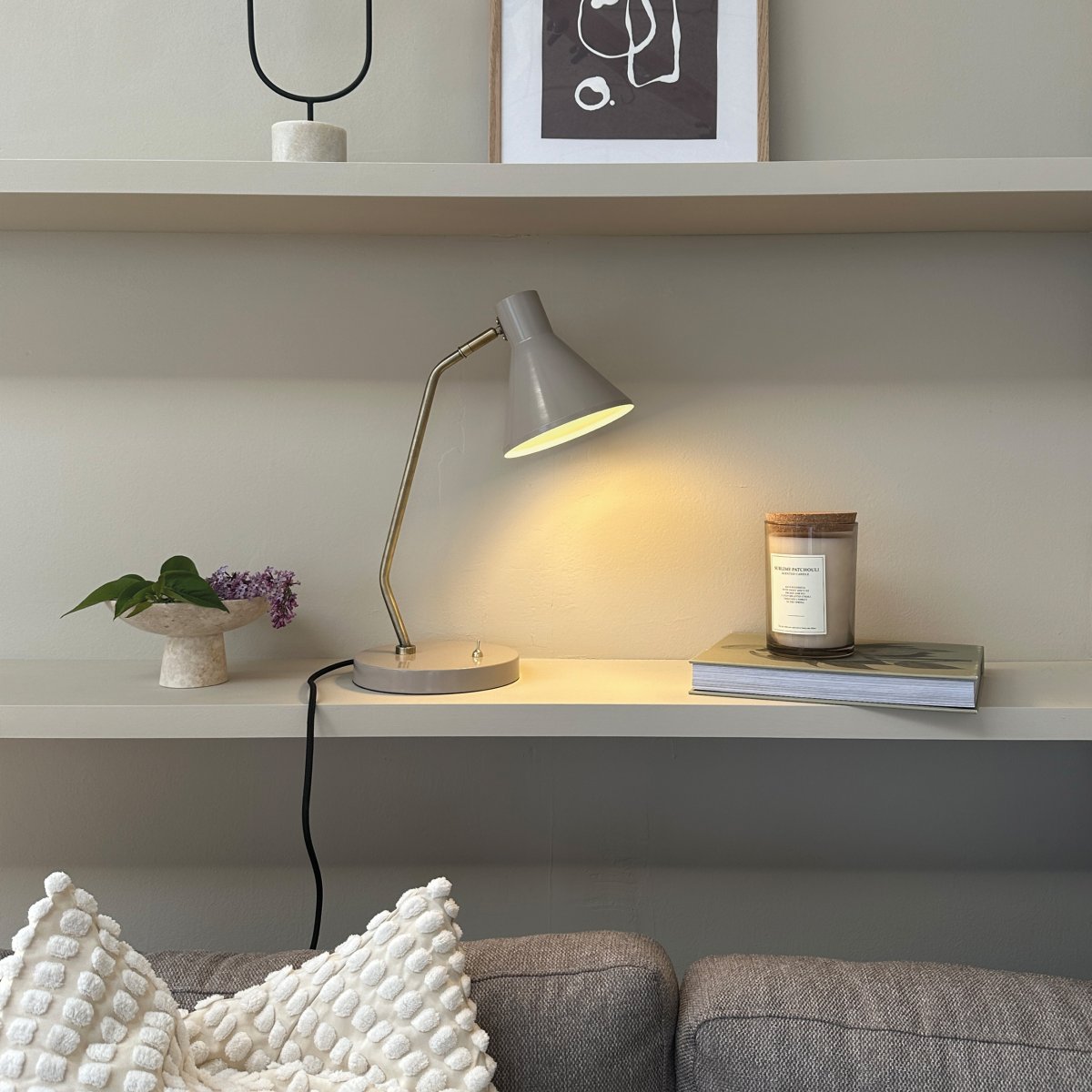 Sleep 43cm Blank beige skrivebordslampe Fra Dyberg Larsen - Sleep-lampen tilbyr enkel eleganse og en myk belysning som bidrar til en avslappende atmosf&aelig;re.