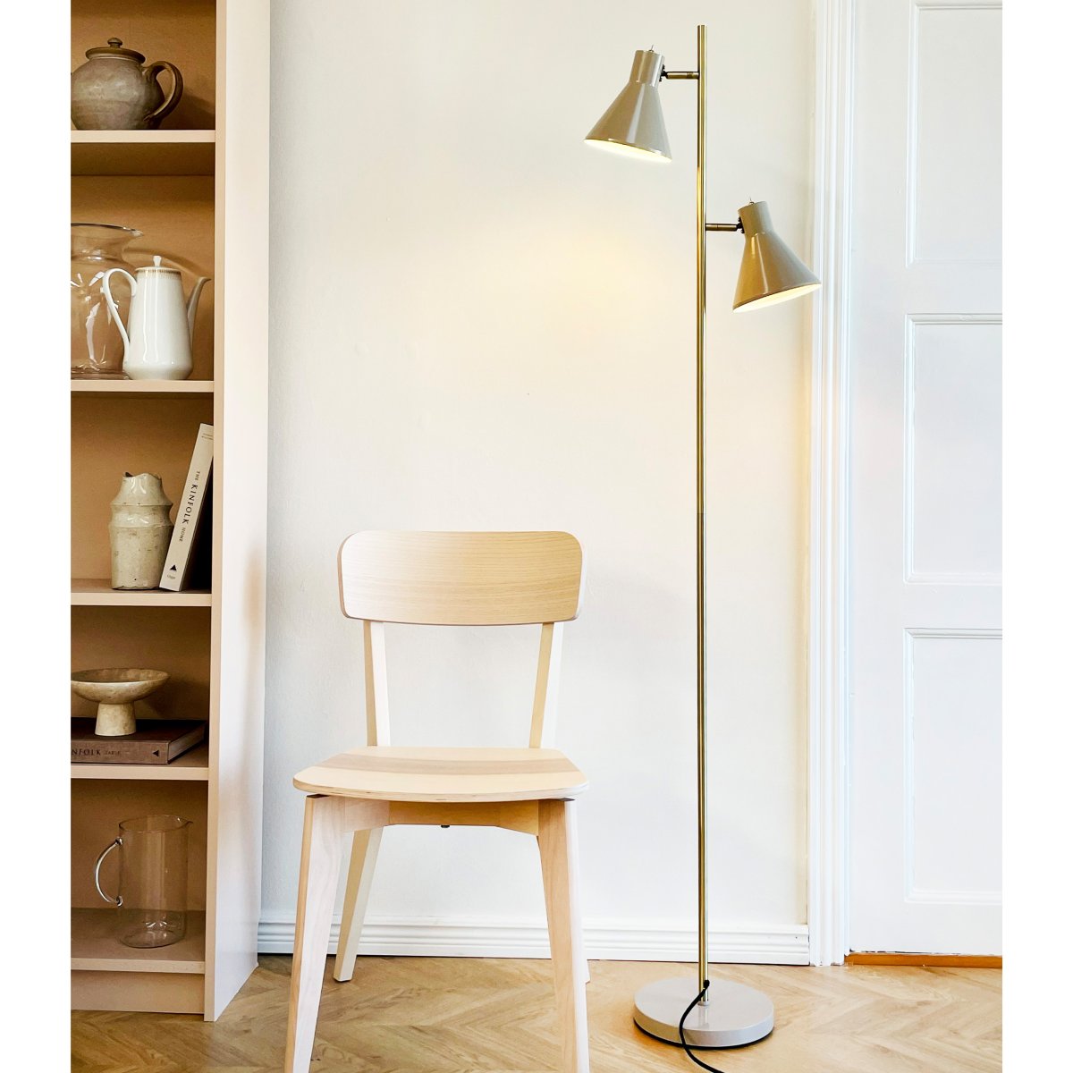 Sleep Skinnende beige gulvlampe Fra Dyberg Larsen - Fargen beige gir lampen et moderne og rent utseende som passer inn i ulike interi&oslash;rstiler, mens detaljene i antikk messing gir et elegant preg.