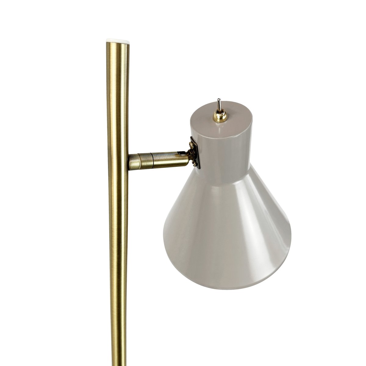 Sleep Skinnende beige gulvlampe Fra Dyberg Larsen - Fargen beige gir lampen et moderne og rent utseende som passer inn i ulike interi&oslash;rstiler, mens detaljene i antikk messing gir et elegant preg.