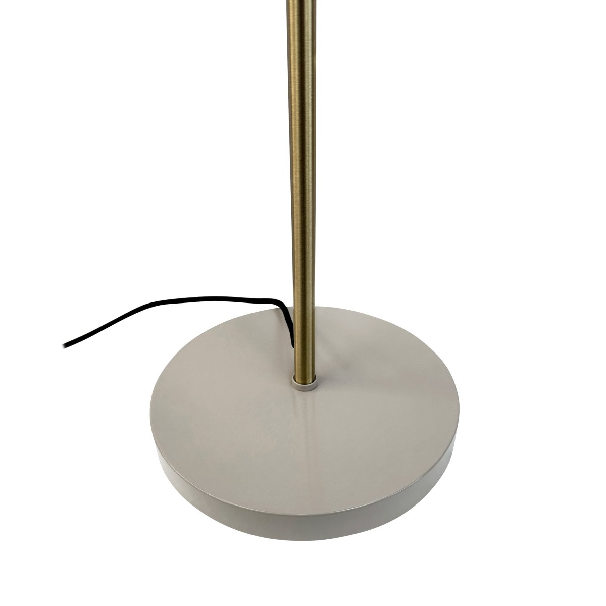 Sleep Skinnende beige gulvlampe Fra Dyberg Larsen - Fargen beige gir lampen et moderne og rent utseende som passer inn i ulike interi&oslash;rstiler, mens detaljene i antikk messing gir et elegant preg.
