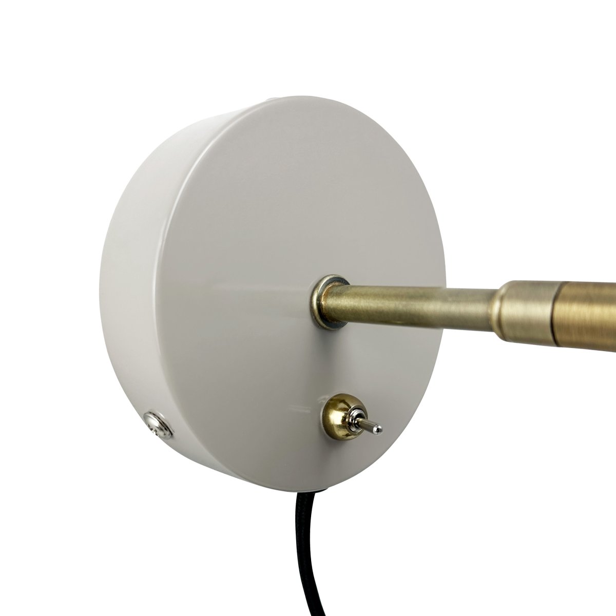 Sleep Skinnende beige leselampe Fra Dyberg Larsen - Fargen beige skaper en ren og rolig atmosf&aelig;re, mens detaljene i antikke blonder gir et ekstra niv&aring;; av eleganse.