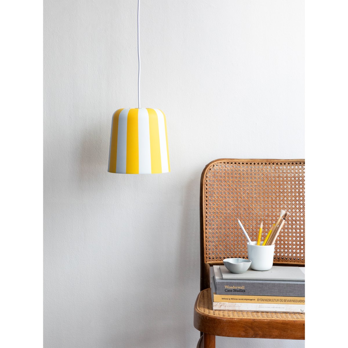 Gry Ø20 Gul Taklampe Fra Dyberg Larsen - Genom att ta igenk&auml;nnbara m&ouml;nster och s&auml;tta dem i en ny kontext ville hon skapa en lampa som f&aring;r m&auml;nniskor att le och ger en unik visuell upplevelse.