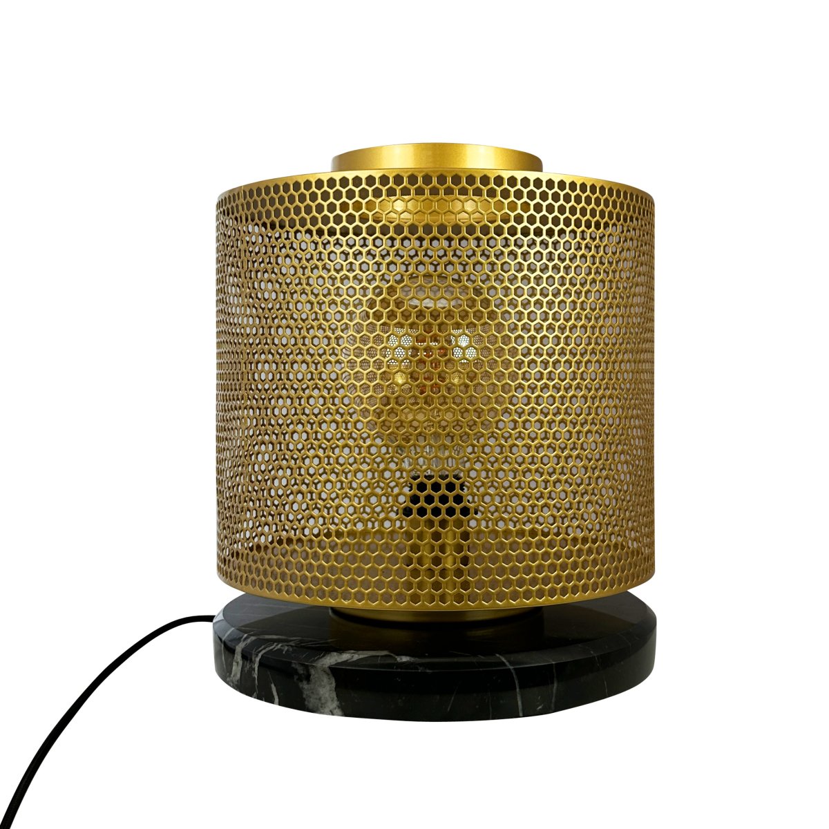 Nantes 35cm Messing bordlampe Fra Dyberg Larsen - Lampen er designet med et vakkert sekskantet messingsnitt og en sort marmorsokkel, som gir en spesiell glans og gjør den til et blikkfang.