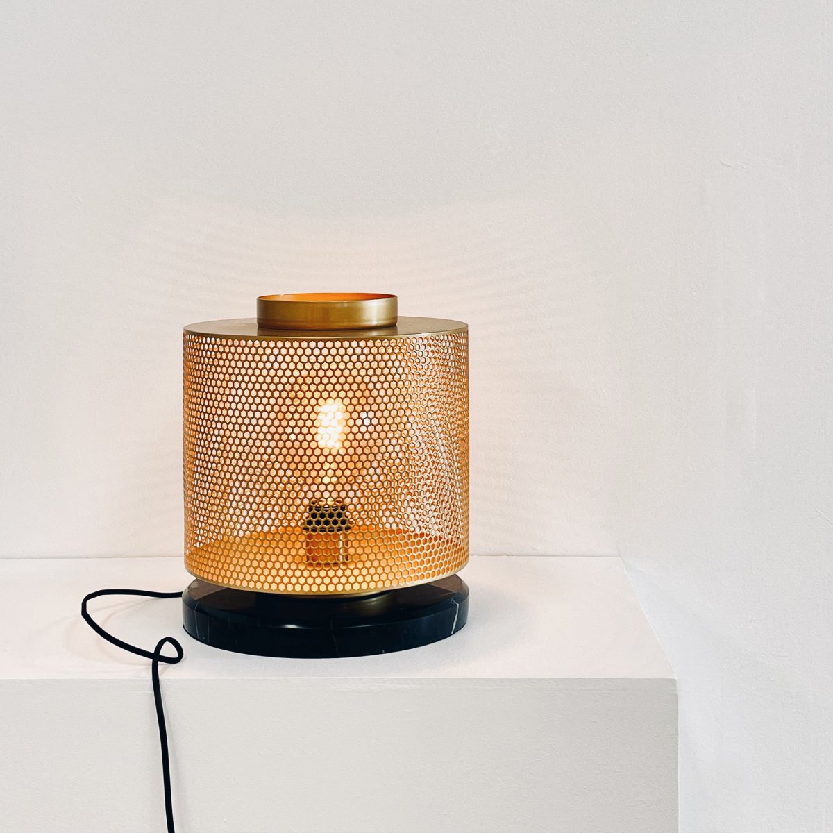 Nantes 35cm Messing bordlampe Fra Dyberg Larsen - Lampen er designet med et vakkert sekskantet messingsnitt og en sort marmorsokkel, som gir en spesiell glans og gjør den til et blikkfang.