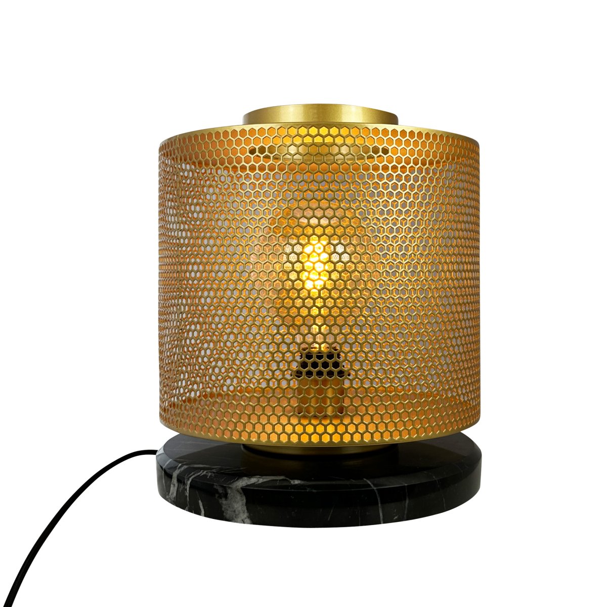 Nantes 35cm Messing bordlampe Fra Dyberg Larsen - Lampen er designet med et vakkert sekskantet messingsnitt og en sort marmorsokkel, som gir en spesiell glans og gjør den til et blikkfang.