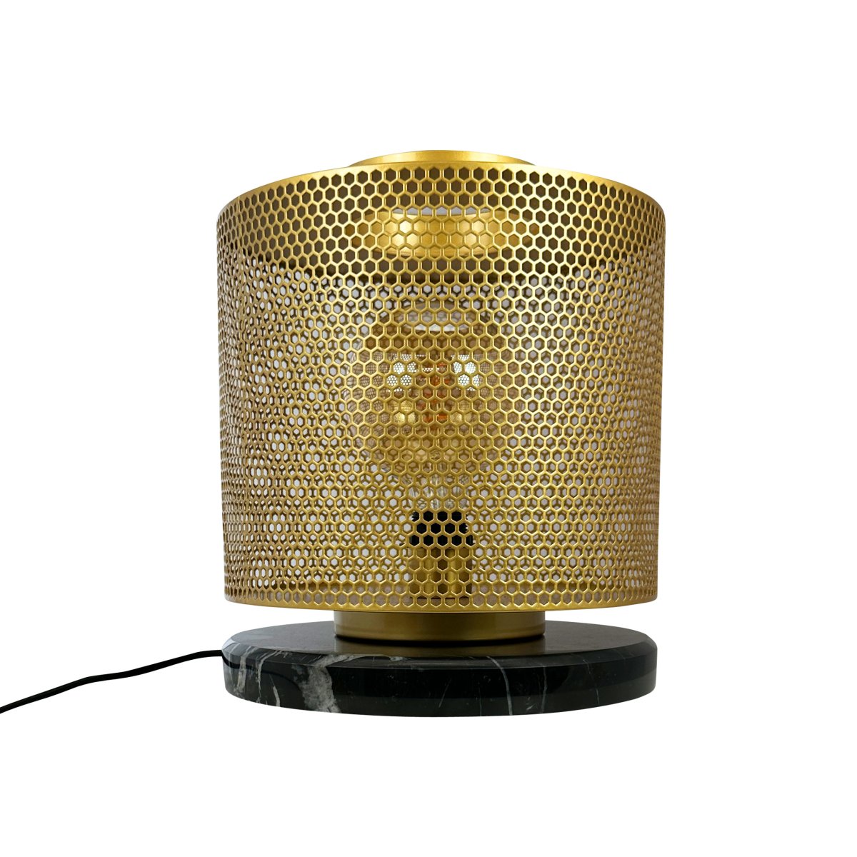 Nantes 35cm Messing bordlampe Fra Dyberg Larsen - Lampen er designet med et vakkert sekskantet messingsnitt og en sort marmorsokkel, som gir en spesiell glans og gjør den til et blikkfang.
